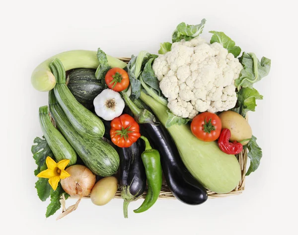 Vista dall'alto cesto di verdure, cavolfiore, pomodori, zucchine , — Foto Stock