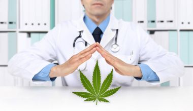 Marihuana tıbbi esrar simgesi olan doktor eller