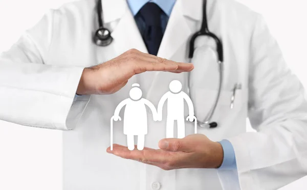 Руки лікар захищає літніх людей символ медичного страхування — стокове фото