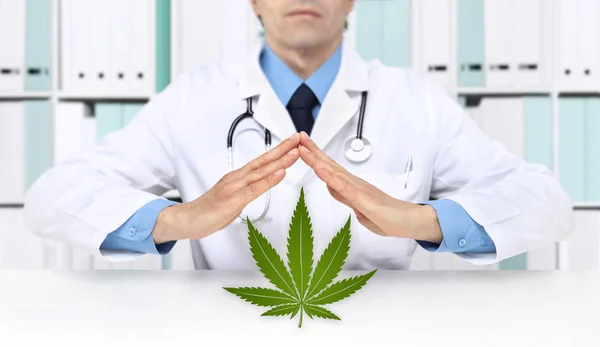 Mani medico con marijuana icona della cannabis medica — Foto Stock