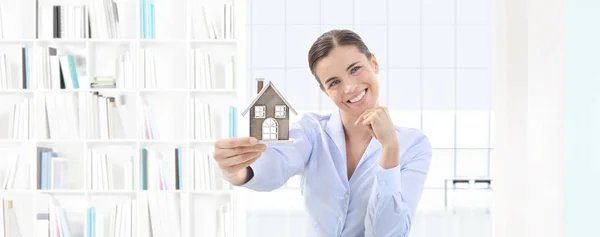 Home concept donna sorridente che mostra casa modello, immobiliare e — Foto Stock