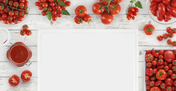 Comida de arriba con muchos tomates frescos, salsa y boa en blanco —  Fotos de Stock