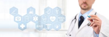 Bir kalem, backgro tıbbi simgeleri simgeleri ile doktor dokunmatik ekran