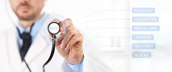 Руки Доктор со стетоскопом сенсорный экран медицинская помощь концепция — стоковое фото
