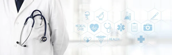 Arzt mit Stethoskop in der Tasche und medizinischen Symbolen im T — Stockfoto