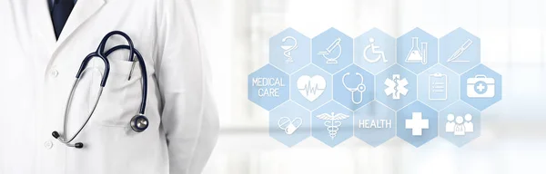 Arzt mit Stethoskop in der Tasche und medizinischen Symbolen im T — Stockfoto