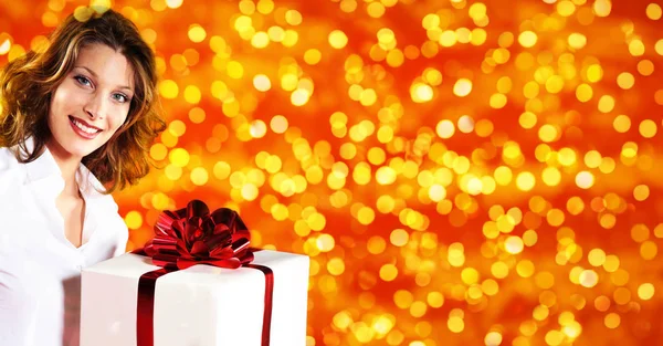 Christmas shopping, kvinna med presentförpackning på suddig ljusa li — Stockfoto