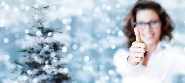 Tema de Navidad, negocio sonriente mujer como la mano con el pulgar hacia arriba —  Fotos de Stock