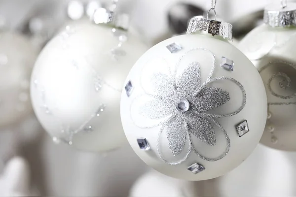 Perlende Weihnachtskugeln mit Mustern aus brillantem Silber — Stockfoto