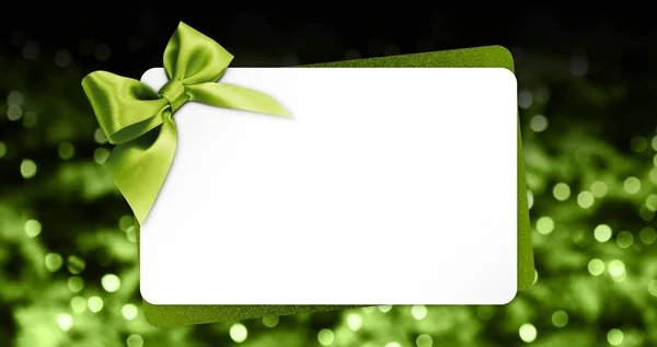 Ευχετήρια κάρτα δώρου με πράσινη κορδέλα τόξο απομονώνονται σε πράσινο — Φωτογραφία Αρχείου