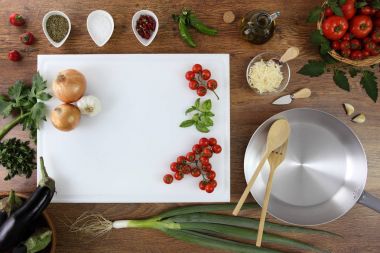 Gıda üstten görünüm, mutfak ahşap üst beyaz kesme tahtası ile çalışmak