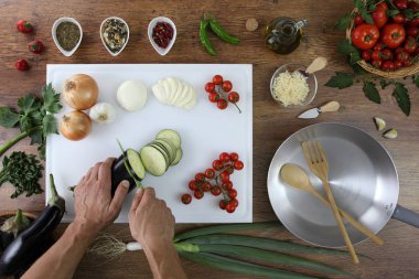 Gıda üstten görünüm, kesme patlıcan doğrama kurulu beyaz eller 