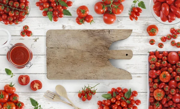 Pomodori vista dall'alto sulla cucina tavolo in legno bianco — Foto Stock