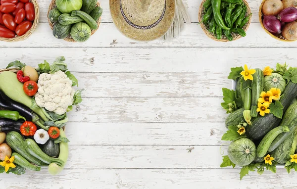 Verdure vista dall'alto sul tavolo da cucina in legno bianco — Foto Stock