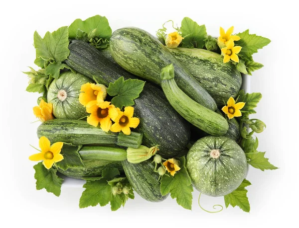 Comida cesta vista superior de abobrinha com flores e folhas isoladas — Fotografia de Stock