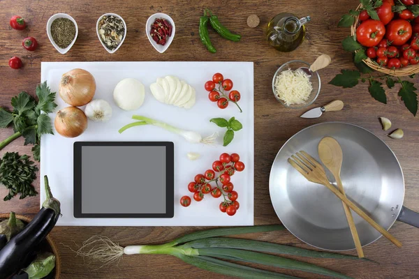 Vista superior de alimentos, tableta digital en la tabla de cortar blanca en la cocina —  Fotos de Stock