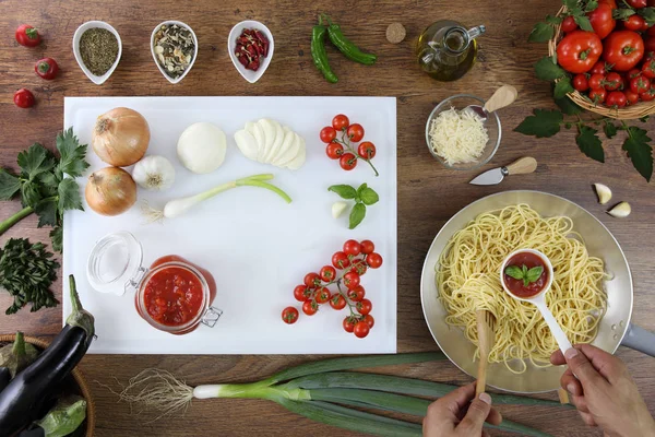 Comida vista superior, manos cocinar pasta verter la salsa de tomates —  Fotos de Stock