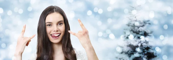 Glad jul party konceptet kvinna gör en rockn'roll symbol — Stockfoto