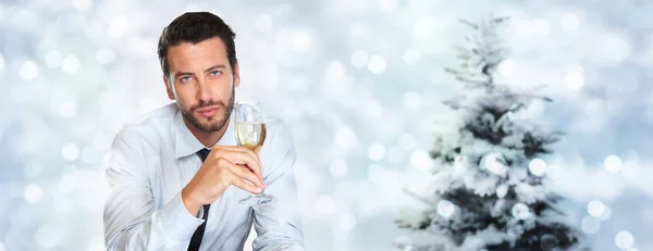 Noel Tema, adam içecek bir bardak köpüklü şarap üzerinde bulanık — Stok fotoğraf