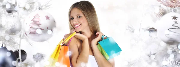 Compras de Navidad, mujer sonriente con bolsas en tr bola de Navidad — Foto de Stock