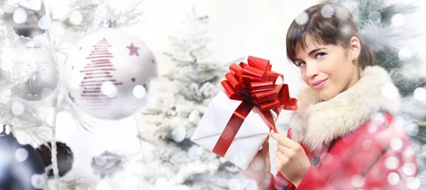 Compras de Navidad, mujer con paquete de regalos en la bola de Navidad t — Foto de Stock