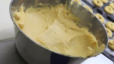 Pasta şefi sac bir poche ve hamur ile iş yerinde