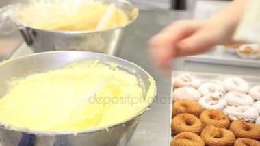 Pasta şefi, işe sac ile bir poche maddeleri tatlılar şekerlemeler