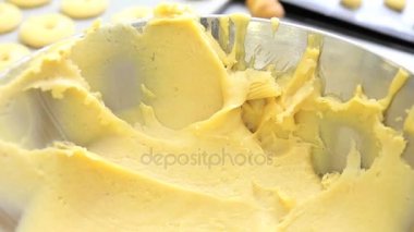 Pasta şefi sac bir poche ve hamur ile iş yerinde