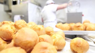 Pasta şefi iş yerinde hazırlar ve tatlılar şekerlemeler katalizatörler