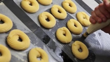Pasta şefi iş yerinde hazırlar ve tatlılar şekerlemeler katalizatörler