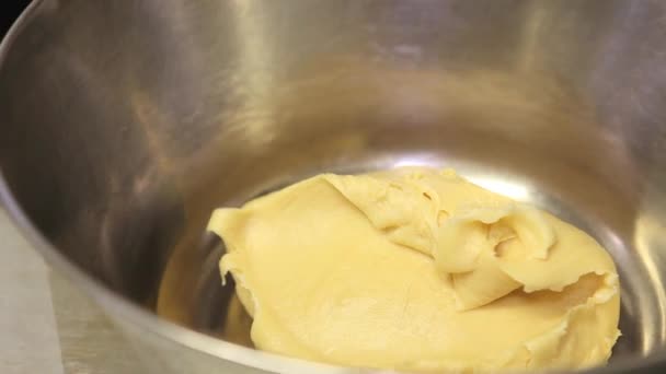 Chef pasteleiro despeje a massa na tigela — Vídeo de Stock