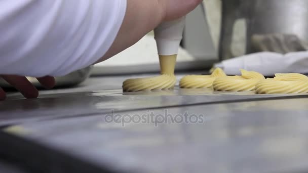 Cocinero pastelero en el trabajo con saco un poche y masa — Vídeo de stock