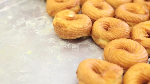De chef van het gebakje op het werk met donuts — Stockvideo