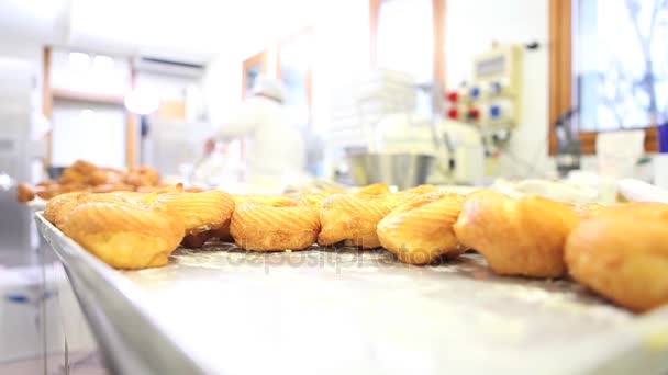 Confeiteiros trabalho cozinha doces na pastelaria — Vídeo de Stock