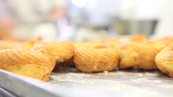 Pastelero prepara dulces en confitería — Vídeo de stock
