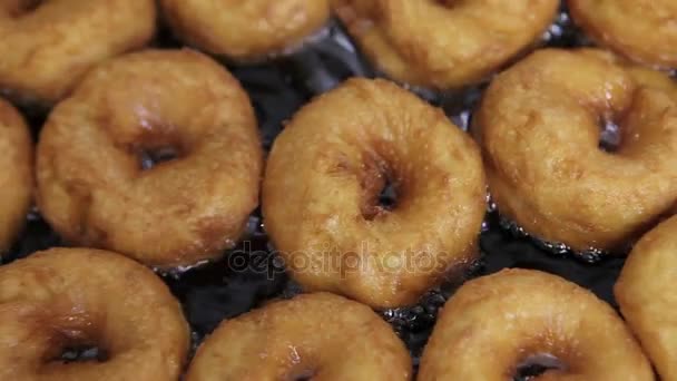 Dulces fritos en aceite caliente en confitería — Vídeo de stock