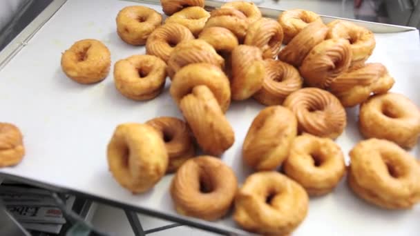 Pastry chef prepare sweets fried in the try in confectionery — Stock Video