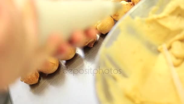 Pastelero en el trabajo con sac a poche stuffs dulces en confitería — Vídeo de stock