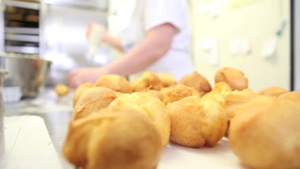 Pastelero en el trabajo con sac a poche stuffs dulces en confitería — Vídeo de stock