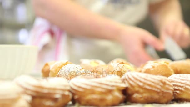 Pastelero en el trabajo prepara dulces en confitería — Vídeos de Stock