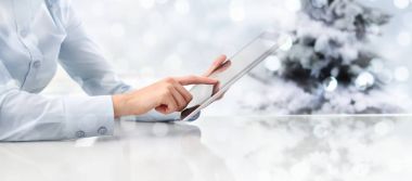 Noel zemin üzerine perde dijital tablet dokunmadan el