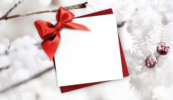 Carte cadeau de voeux de Noël avec ruban rouge arc et holly berri — Photo