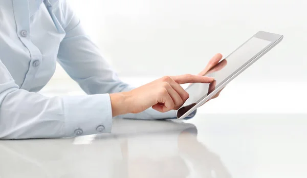 Hand Touch Screen digitales Tablet aus nächster Nähe auf dem Schreibtisch — Stockfoto