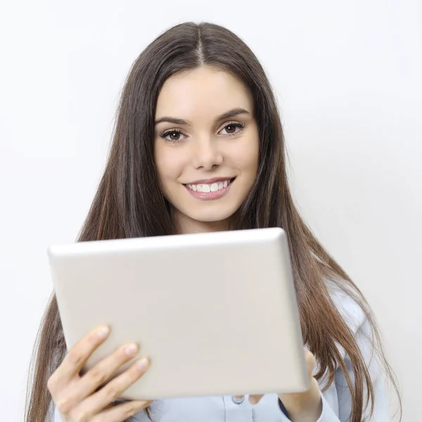 Mujer sonriente con tableta digital aislada sobre fondo blanco — Foto de Stock