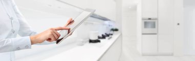 eller dokunmatik dijital tablet mutfak arka planda akıllı ana sayfa 