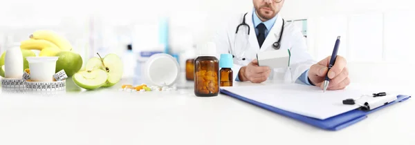 Nutritionniste médecin écrit la prescription médicale pour un correc — Photo