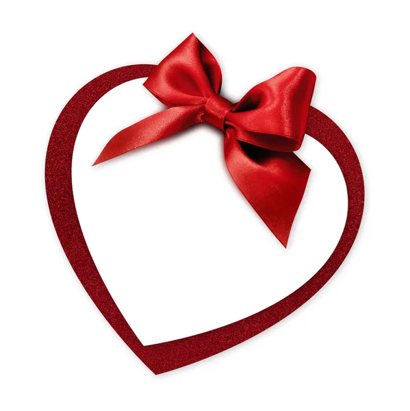 Tarjeta de regalo con forma de corazón de San Valentín con lazo de cinta roja aislado en — Foto de Stock