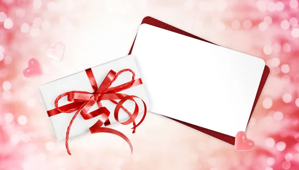 Δώρο κάρτες με κόκκινη κορδέλα φιόγκο απομονωμένη στο ηλεκτρικό φωτεινά Χριστούγεννα — Φωτογραφία Αρχείου