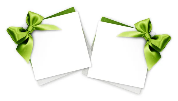 Kaarten van de gift met groene lint strik geïsoleerd op witte achtergrond — Stockfoto