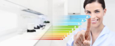 enerji verimliliği gülümseyen kadın eli değmek perde ile renkli s